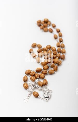 Souvenirs chrétiens de la Terre Sainte Rosaire en bois d'olive et crucifix sur fond blanc Banque D'Images