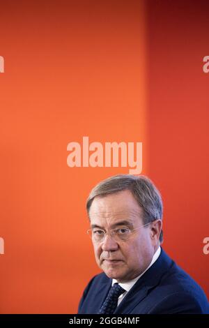 Essen, Allemagne. 30 août 2021. Armin Laschet, ministre-président de la Rhénanie-du-Nord-Westphalie, président fédéral et candidat au poste de chancelier de la CDU, donne une conférence de presse après un échange avec les policiers de l'équipe de police anti-émeute. Laschet et H. Reul (CDU), ministre de l'intérieur de la Rhénanie-du-Nord-Westphalie, ont fait le point sur la lutte contre la criminalité des clans et ont présenté une photo de la situation de la criminalité des clans 2020. Credit: Rolf Vennenbernd/dpa/Alay Live News Banque D'Images