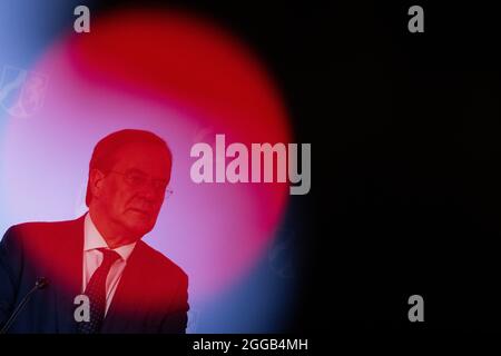 Essen, Allemagne. 30 août 2021. Armin Laschet, ministre-président de la Rhénanie-du-Nord-Westphalie, président fédéral et candidat au poste de chancelier de la CDU, donne une conférence de presse après un échange avec les policiers de l'équipe de police anti-émeute. Laschet et H. Reul (CDU), ministre de l'intérieur de la Rhénanie-du-Nord-Westphalie, ont fait le point sur la lutte contre la criminalité des clans et ont présenté une photo de la situation de la criminalité des clans 2020. Credit: Rolf Vennenbernd/dpa/Alay Live News Banque D'Images