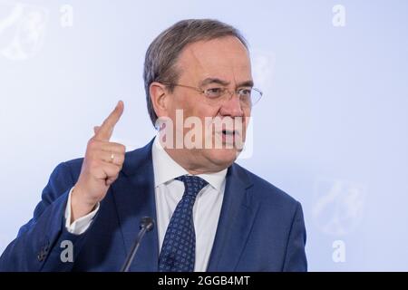 Essen, Allemagne. 30 août 2021. Armin Laschet, ministre-président de la Rhénanie-du-Nord-Westphalie, président fédéral et candidat au poste de chancelier de la CDU, donne une conférence de presse après un échange avec les policiers de l'équipe de police anti-émeute. Laschet et H. Reul (CDU), ministre de l'intérieur de la Rhénanie-du-Nord-Westphalie, ont fait le point sur la lutte contre la criminalité des clans et ont présenté une photo de la situation de la criminalité des clans 2020. Credit: Rolf Vennenbernd/dpa/Alay Live News Banque D'Images