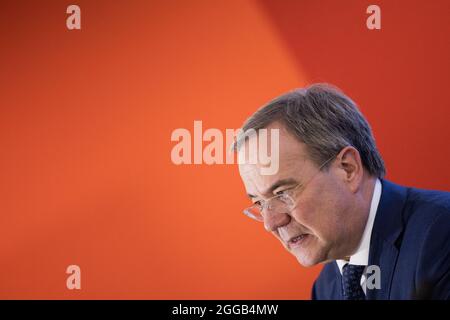 Essen, Allemagne. 30 août 2021. Armin Laschet, ministre-président de la Rhénanie-du-Nord-Westphalie, président fédéral et candidat au poste de chancelier de la CDU, donne une conférence de presse après un échange avec les policiers de l'équipe de police anti-émeute. Laschet et H. Reul (CDU), ministre de l'intérieur de la Rhénanie-du-Nord-Westphalie, ont fait le point sur la lutte contre la criminalité des clans et ont présenté une photo de la situation de la criminalité des clans 2020. Credit: Rolf Vennenbernd/dpa/Alay Live News Banque D'Images