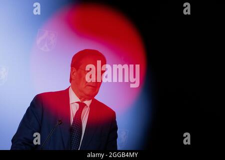 Essen, Allemagne. 30 août 2021. Armin Laschet, ministre-président de la Rhénanie-du-Nord-Westphalie, président fédéral et candidat au poste de chancelier de la CDU, donne une conférence de presse après un échange avec les policiers de l'équipe de police anti-émeute. Laschet et H. Reul (CDU), ministre de l'intérieur de la Rhénanie-du-Nord-Westphalie, ont fait le point sur la lutte contre la criminalité des clans et ont présenté une photo de la situation de la criminalité des clans 2020. Credit: Rolf Vennenbernd/dpa/Alay Live News Banque D'Images