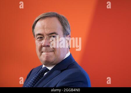 Essen, Allemagne. 30 août 2021. Armin Laschet, ministre-président de la Rhénanie-du-Nord-Westphalie, président fédéral et candidat au poste de chancelier de la CDU, donne une conférence de presse après un échange avec les policiers de l'équipe de police anti-émeute. Laschet et H. Reul (CDU), ministre de l'intérieur de la Rhénanie-du-Nord-Westphalie, ont fait le point sur la lutte contre la criminalité des clans et ont présenté une photo de la situation de la criminalité des clans 2020. Credit: Rolf Vennenbernd/dpa/Alay Live News Banque D'Images