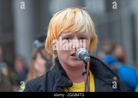 Londres, Royaume-Uni. 30 août 2021. Claire Farrell parle à la manifestation à l'extérieur de News UK, qui publie le Sun, le Times et le Sunday Times. L'événement est décrit comme une fête de thé rebelle où les manifestants sont encouragés à apporter une tasse de thé, une fiole et un fauteuil. L'intention de la manifestation est de perturber la City de Londres. Penelope Barritt/Alamy Live News Banque D'Images