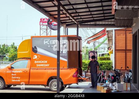 KANCHANABURI,THAÏLANDE-AVRIL 6,2020 : le personnel de livraison non identifié prépare des colis dans le véhicule à conteneurs Kerry Express pour apporter aux clients chez K Banque D'Images