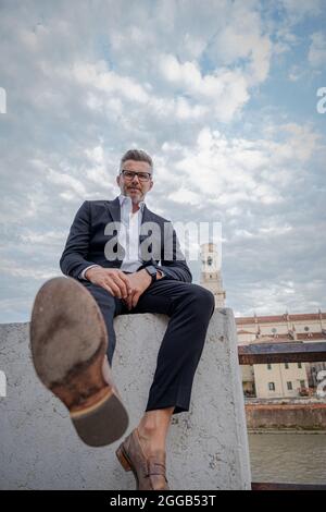 Portrait d'un homme d'affaires mature et confiant debout à l'extérieur Banque D'Images