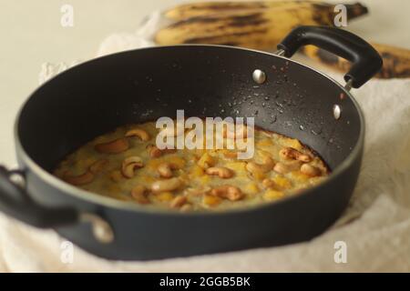 Kaipola ou Plantain Pola est un authentique en-cas de kerala Malabar du Nord cuit à l'aide d'une casserole. Fabriqué dans des familles musulmanes principalement pour les partis Iftar. Plantai Banque D'Images