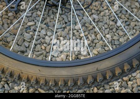 gros plan de la roue de vélo sur fond de pierre. Détail vélo. Pneu crevé Banque D'Images