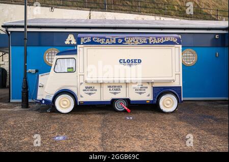 Une vieille fourgonnette à pain française transformée pour vendre de la crème glacée et des cafés sur la promenade de Cromer Norfolk Banque D'Images