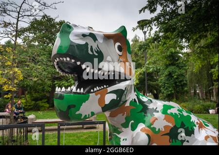 Sensibiliser les enfants à la casse de charité T rex scupture GoGo numéro 16 pensez-vous qu'ils saurus dinosaure sur la rue St.georges. Artiste Fiona Gowen Banque D'Images