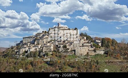 Vue sur Labro, un petit village dans le centre de l'Italie dans la province de Rieti, Lazio, Europe Banque D'Images