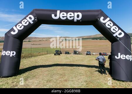 HARRISMITH, AFRIQUE DU SUD - 11 août 2021 : une porte de Jeep accueillante pour les membres du club de Jeep dans les montagnes Drakensberg Harrismith Banque D'Images