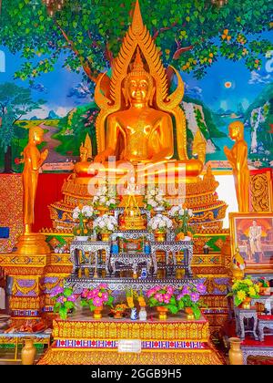 Statue de Bouddha d'or et galeries de peintures bouddhistes colorées et art à l'intérieur du temple Wat Plai Laem sur l'île de Koh Samui en Thaïlande Banque D'Images