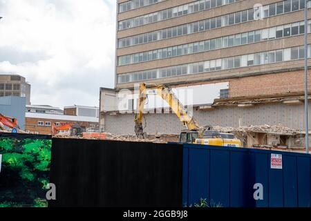 Bracknell, Berkshire, Royaume-Uni. 28 août 2021. La régénération du centre-ville de Bracknell se poursuit alors que d'autres bâtiments sont en train d'être démolis. Crédit : Maureen McLean/Alay Banque D'Images