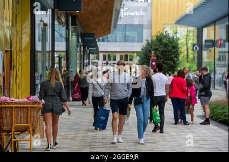 Bracknell, Berkshire, Royaume-Uni. 28 août 2021. Le centre commercial Lexicon était très fréquenté ce week-end avec des clients. Certains acheteurs continuent de porter des masques car le nombre de cas positifs de Covid-19 continue d'augmenter dans la plupart des régions du Royaume-Uni. Crédit : Maureen McLean/Alay Banque D'Images