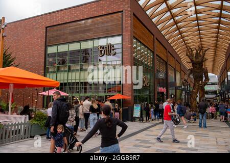 Bracknell, Berkshire, Royaume-Uni. 28 août 2021. Les clients font la queue devant le restaurant Bill's dans le centre commercial Lexicon de Bracknell. Crédit : Maureen McLean/Alay Banque D'Images