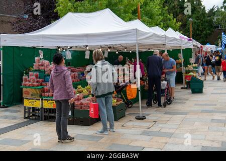 Bracknell, Berkshire, Royaume-Uni. 28 août 2021. Les gens qui achètent leurs fruits frais et légumes au personnel du marché dans le centre-ville de Bracknell. Crédit : Maureen McLean/Alay Banque D'Images
