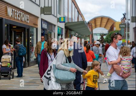 Bracknell, Berkshire, Royaume-Uni. 28 août 2021. Le centre commercial Lexicon était très fréquenté ce week-end avec des clients. Certains acheteurs continuent de porter des masques car le nombre de cas positifs de Covid-19 continue d'augmenter dans la plupart des régions du Royaume-Uni. Crédit : Maureen McLean/Alay Banque D'Images