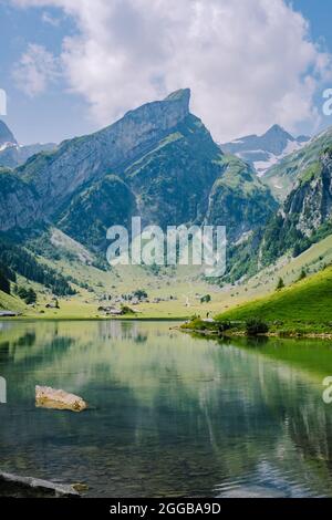 Lac Seealpsee près d'Appenzell dans les Alpes suisses, Ebenalp, Suisse. Vue sur la montagne suisse Banque D'Images