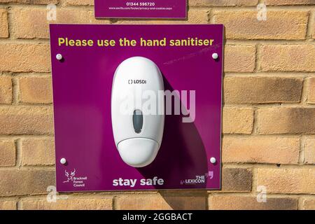 Bracknell, Berkshire, Royaume-Uni. 28 août 2021. Un poste de désinfectant pour les mains dans le centre commercial Lexicon de Bracknell. Crédit : Maureen McLean/Alay Banque D'Images