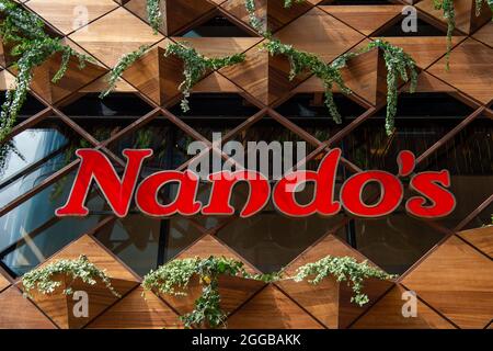 Bracknell, Berkshire, Royaume-Uni. 28 août 2021. Le restaurant de Nando à Bracknell était ouvert aujourd'hui. Certains des restaurants du Nando ont été fermés en raison d'une pénurie de poulet causée par des problèmes de chaîne d'approvisionnement. Crédit : Maureen McLean/Alay Banque D'Images