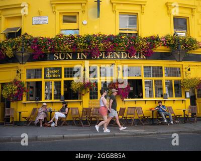 Sun dans le pub Splendour de Portobello Road, Notting Hill, Londres Banque D'Images