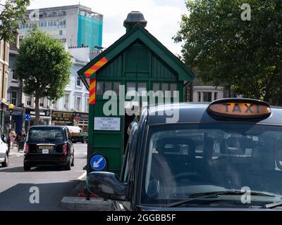 Notting Hill, Londres, classe 2 abri de Cabmans, cabane verte réservée aux chauffeurs de taxi londoniens Banque D'Images