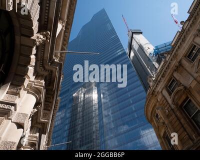 Contraste entre l'ancienne et la nouvelle architecture. Twentytwo 22 Bishopsgate au centre avec la Tour 42 en verre se trouve entre deux bâtiments du XIXe siècle dans la ville de Londres Numéro 8 bishopsgate est sur la droite avec grue sur le toit pendant la construction Banque D'Images