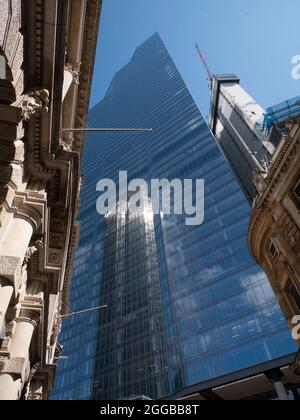 Contraste entre l'ancienne et la nouvelle architecture. Twentytwo 22 Bishopsgate au centre avec la Tour 42 en verre se trouve entre deux bâtiments du XIXe siècle dans la ville de Londres Numéro 8 bishopsgate est sur la droite avec grue sur le toit pendant la construction Banque D'Images