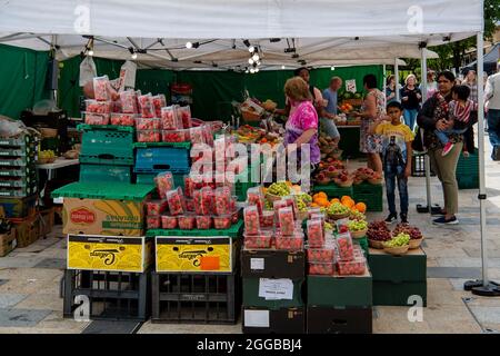 Bracknell, Berkshire, Royaume-Uni. 28 août 2021. Les gens qui achètent leurs fruits frais et légumes au personnel du marché dans le centre-ville de Bracknell. Crédit : Maureen McLean/Alay Banque D'Images