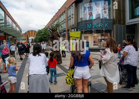 Bracknell, Berkshire, Royaume-Uni. 28 août 2021. Le centre commercial Lexicon était très fréquenté ce week-end avec des clients. Certains acheteurs continuent de porter des masques car le nombre de cas positifs de Covid-19 continue d'augmenter dans la plupart des régions du Royaume-Uni. Crédit : Maureen McLean/Alay Banque D'Images