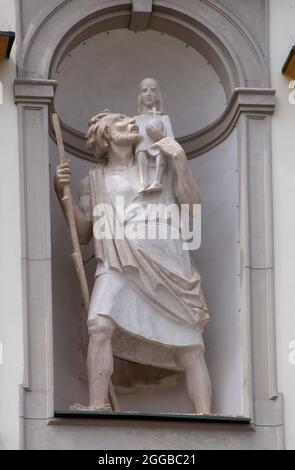 Cracovie. Cracovie. Pologne. St Christopher portant bébé Jésus. Statue sur la façade du palais de Krzysztofory. Banque D'Images