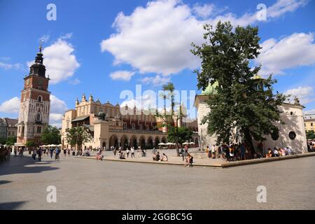 Cracovie. Cracovie. Pologne. Tour de l'hôtel de ville (Wieza Ratuszowa), salle de tissus (Sukiennice) et église Saint-Adalbert sur la place du marché principal. Banque D'Images