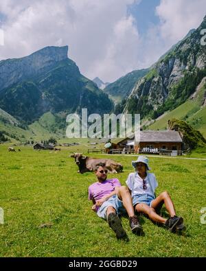 Lac Seealpsee près d'Appenzell dans les Alpes suisses, Ebenalp, Suisse. Vue sur la montagne suisse, couple homme et femme de milieu d'âge en vacances dans les alpes suisses avec des lacs et des vaches Banque D'Images