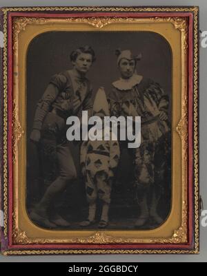 Sans titre (Portrait de deux hommes et un garçon, vêtu de costumes de clown), 1865. Un travail en tintype. Banque D'Images