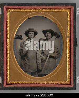 Sans titre (Portrait de deux hommes tenant des pelles), 1868. Une œuvre en ambrotype. Banque D'Images