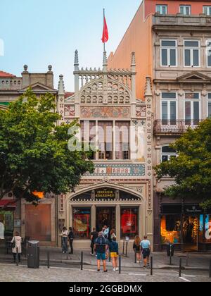 PORTO, PORTUGAL - 05 juillet 2021 : extérieur de la librairie Livraria Lello et Irmao à Porto, Portugal Banque D'Images