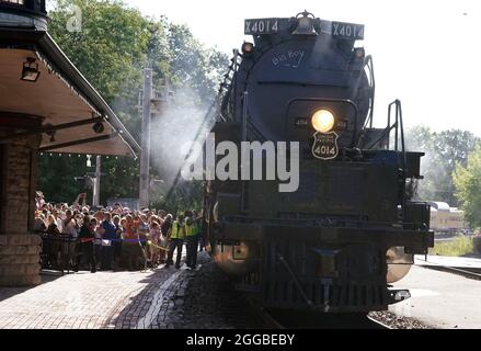 Kirkwood, États-Unis. 30 août 2021. La locomotive à vapeur Union Pacific 4014 Big Boy s'arrête à la gare Amtrak de Kirkwood, Missouri, le lundi 30 août 2021. La plus grande locomotive à vapeur du monde est en tournée de cinq semaines qui comprend des événements publics dans cinq grandes villes, ainsi que de brefs arrêts de sifflement dans plus de 90 autres communautés. Photo par Bill Greenblatt/UPI crédit: UPI/Alay Live News Banque D'Images