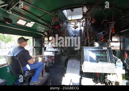 Kirkwood, États-Unis. 30 août 2021. L'ingénieur Kirk Clark vérifie ses contrôles sur la locomotive à vapeur Big Boy Union Pacific 4014 avant de quitter la station Amtrack de Kirkwood, Missouri, le lundi 30 août 2021. La plus grande locomotive à vapeur du monde est en tournée de cinq semaines qui comprend des événements publics dans cinq grandes villes, ainsi que de brefs arrêts de sifflement dans plus de 90 autres communautés. Photo par Bill Greenblatt/UPI crédit: UPI/Alay Live News Banque D'Images