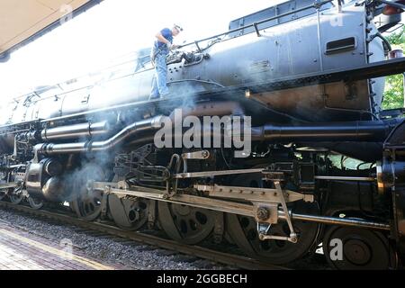 Kirkwood, États-Unis. 30 août 2021. Un travailleur effectue des vérifications de routine sur la locomotive à vapeur Big Boy Union Pacific 4014, qui se trouve à la gare Amtrak de Kirkwood, Missouri, le lundi 30 août 2021. La plus grande locomotive à vapeur du monde est en tournée de cinq semaines qui comprend des événements publics dans cinq grandes villes, ainsi que de brefs arrêts de sifflement dans plus de 90 autres communautés. Photo par Bill Greenblatt/UPI crédit: UPI/Alay Live News Banque D'Images