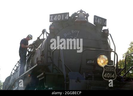 Kirkwood, États-Unis. 30 août 2021. Un travailleur effectue des vérifications de routine sur la locomotive à vapeur Big Boy Union Pacific 4014, qui se trouve à la gare Amtrak de Kirkwood, Missouri, le lundi 30 août 2021. La plus grande locomotive à vapeur du monde est en tournée de cinq semaines qui comprend des événements publics dans cinq grandes villes, ainsi que de brefs arrêts de sifflement dans plus de 90 autres communautés. Photo par Bill Greenblatt/UPI crédit: UPI/Alay Live News Banque D'Images