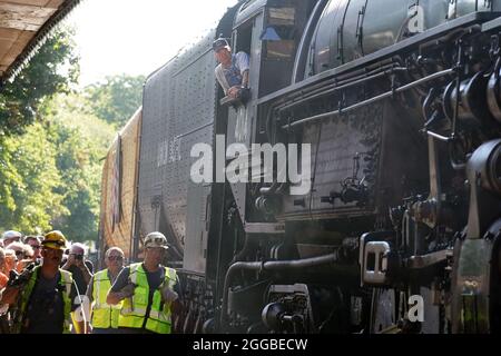 Kirkwood, États-Unis. 30 août 2021. Les membres de l'équipage se préparent à faire l'entretien de la locomotive à vapeur Big Boy Union Pacific 4014 après avoir été ramenant à la gare Amtrak de Kirkwood, Missouri, le lundi 30 août 2021. La plus grande locomotive à vapeur du monde est en tournée de cinq semaines qui comprend des événements publics dans cinq grandes villes, ainsi que de brefs arrêts de sifflement dans plus de 90 autres communautés. Photo par Bill Greenblatt/UPI crédit: UPI/Alay Live News Banque D'Images