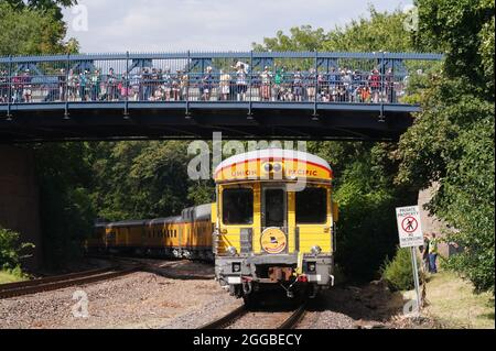 Kirkwood, États-Unis. 30 août 2021. Des centaines regardent la locomotive à vapeur Union Pacific 4014 Big Boy quitte la gare Amtrak de Kirkwood, Missouri, le lundi 30 août 2021. La plus grande locomotive à vapeur du monde est en tournée de cinq semaines qui comprend des événements publics dans cinq grandes villes, ainsi que de brefs arrêts de sifflement dans plus de 90 autres communautés. Photo par Bill Greenblatt/UPI crédit: UPI/Alay Live News Banque D'Images