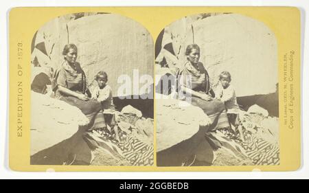 Navajo Indian Squaw, and Child, at leur domicile, in ca&#xf1;on de Chelle, 1873. Imprimé albumine, stéréo, n° 27 de la série "explorations et levés géographiques à l'ouest du 100e méridien". Banque D'Images