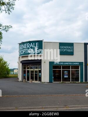 FLECHE, FRANCE - 31 juillet 2021 : façade du magasin GÉNÉRAL d'OPTIQUE avec logo Banque D'Images