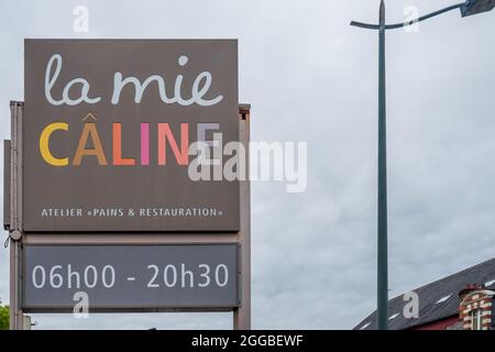 FLECHE, FRANCE - 31 juillet 2021: La vue de face de la boutique française avec logo LA MIE CALINE Banque D'Images