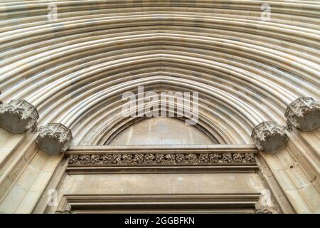 Porte des Apôtres (Porta dels Apòstols) de la cathédrale de Gérone, également connue sous le nom de Cathédrale Sainte Marie de Gérone (Catedral de Santa Maria de Gérone) Banque D'Images