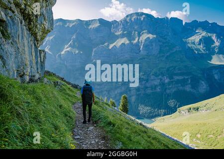 Lac Seealpsee près d'Appenzell dans les Alpes suisses, Ebenalp, Suisse. Vue sur la montagne suisse, femme randonnée dans les montagnes de Swizerland Ebenealp Banque D'Images