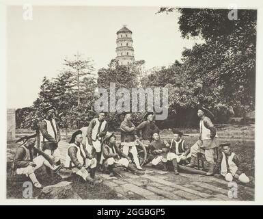 Soldats du tartre, c. 1868. Une oeuvre de collotype, pl. xiv de l'album "illustrations de la chine et de son peuple, volume i" (1873). Banque D'Images