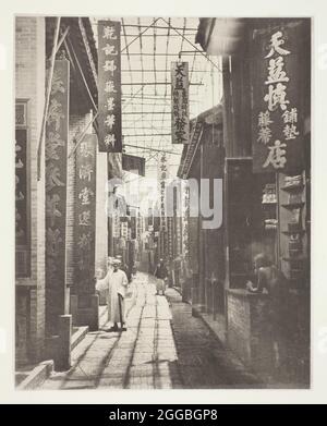 Rue physic, Canton, c. 1868. Une oeuvre de collotype, pl. xx de l'album "illustrations de la chine et de son peuple, volume i" (1873). Banque D'Images